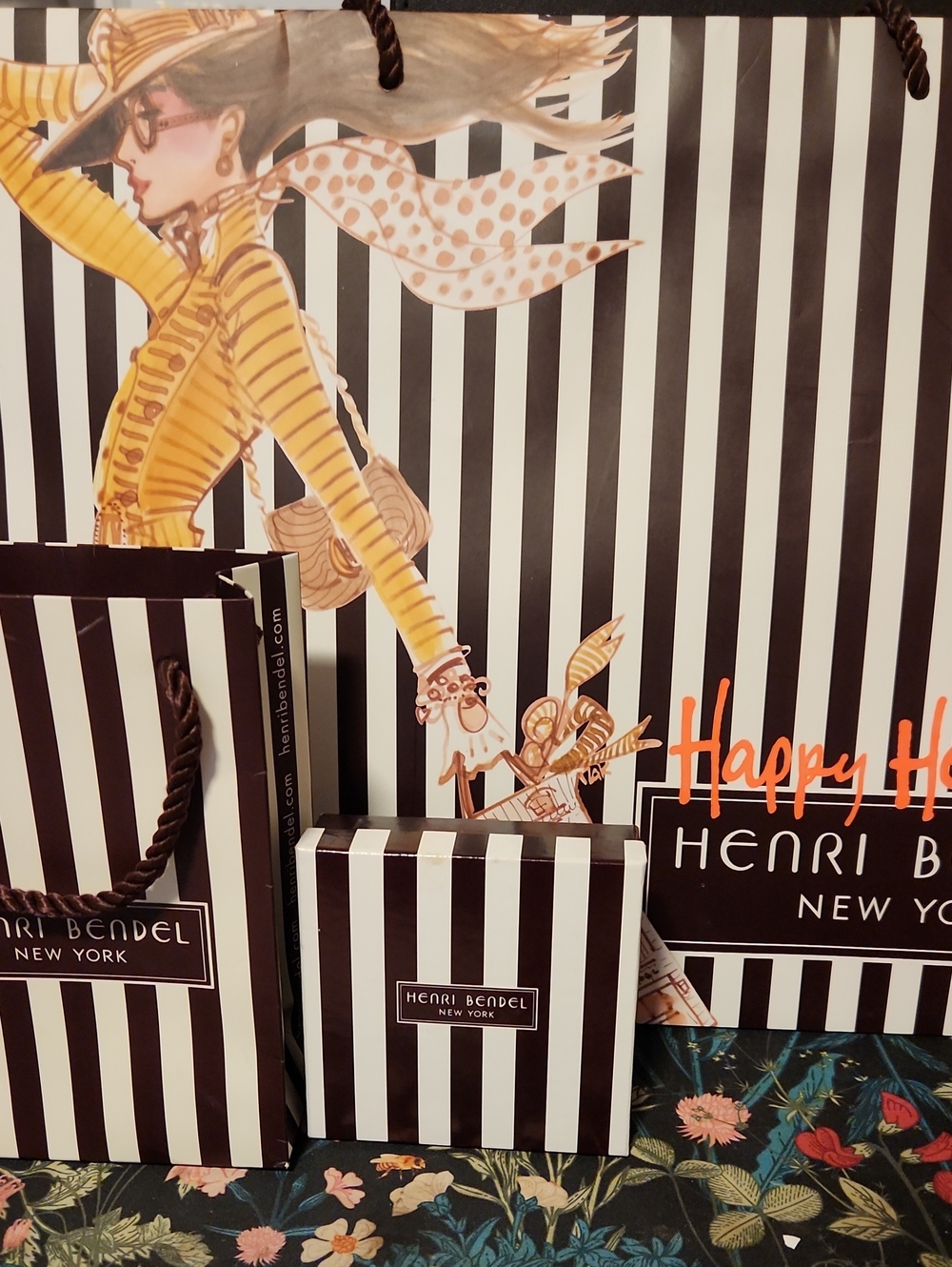 Henri Bendel New York Iconic Striped Shopping Bags – Set of 3